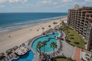 pools with swim up bar