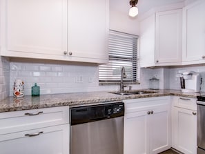 Harbourlight Towers 307 - Stainless Steel Appliances and Granite Counter Tops