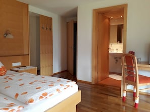 Blick zum Eingang und Badezimmer