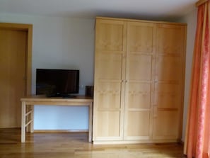 geräumiger Schrank
