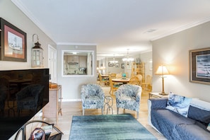 Living Room | Smart TV | Central Heating & A/C | Laptop-Friendly Workspace