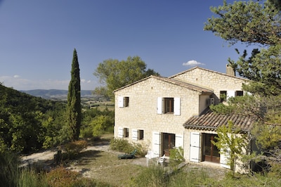 Provencal house in the countryside with superb views over the large pool Valley
