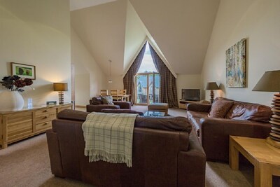 Mains of Taymouth, Kenmore ~ 5* 2 The Gallops - Upstairs property - sleeps 4 guests  in 2 bedrooms