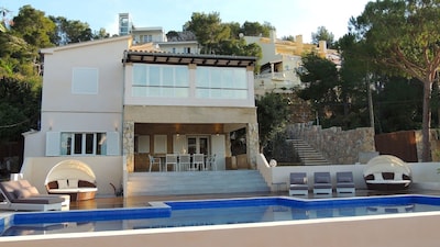 A large luxury, Contemporary villa, lots of space to accommodate 1-3 families
