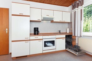 Wohnzimmer mit integriertem Küchenbereich