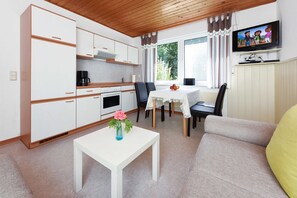 Wohnzimmer mit integriertem Küchenbereich