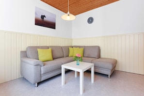 Wohnzimmer mit integriertem Küchenbereich