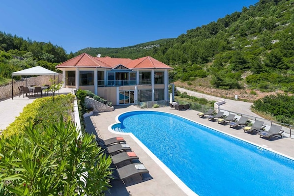 Beautiful Korcula Villa | 7 Bedrooms | Villa Karbuni Deluxe | Wonderful Sea & Beach Views | Zaglav Bay