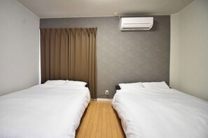 Bedroom (2 double beds)
