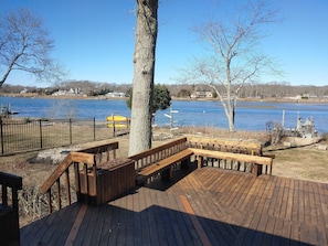 Outdoor deck, garden, private dock, beach (at low tide) and a fantastic view.