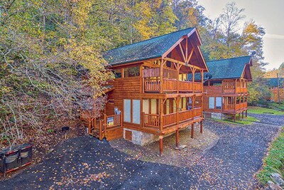 Smokey Max Cabin sleeps 8, hot tub, jacuzzi , pool table