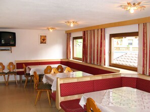 Zimmer, Eigentum, Gebäude, Möbel, Interior Design, Decke, Tabelle, Grundeigentum, Fussboden, Haus