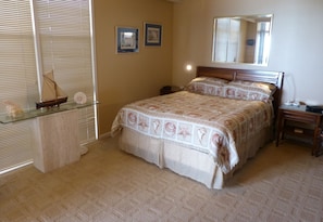 EXPANSIVE MASTER SUITE. View dolphins in the Gulf of Mexico right from your bed!