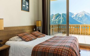 Get a good night's rest in the cozy master bedroom - Please note that views vary!