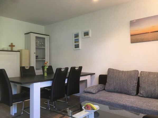 Ferienwohnung 2 mit Sonnenterrasse und Grill-Fewo 2 Wohn- und Essbereich