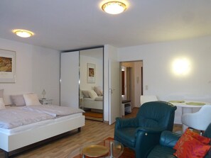 Ferienwohnung 424 mit Hallenbad-Schlaf- und Wohnzimmer