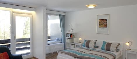 Ferienwohnung 424 mit Hallenbad-Wohnen und Schlafen