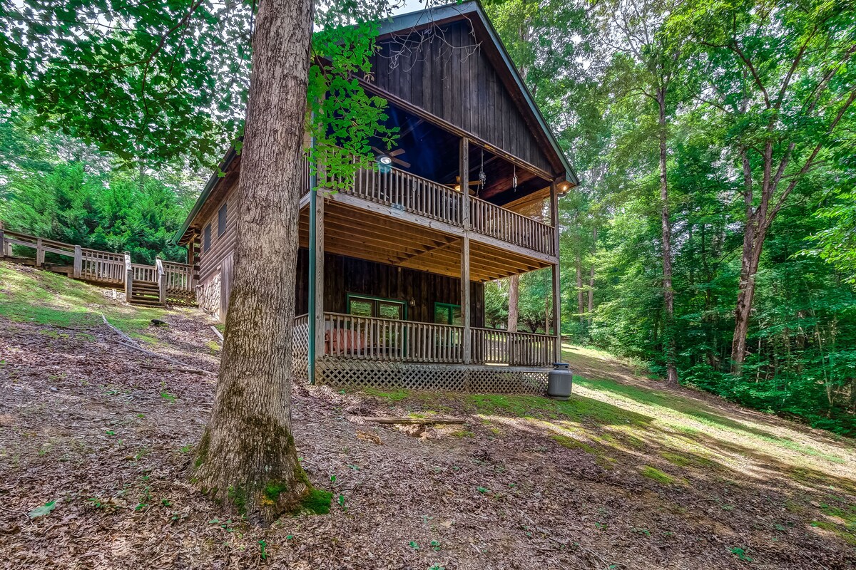 Dog-friendly log cabin with covered deck- close to trails & water