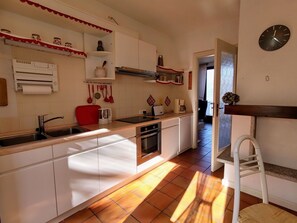 Cabinetry, Countertop, Eigentum, Sinken, Herd, Küche, Bilderrahmen, Holz, Interior Design, Gebäude