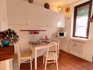 Tabelle, Möbel, Holz, Fenster, Interior Design, Flooring, Fussboden, Hartholz, Wohnzimmer, Haus