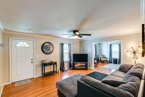 Living Room | Free WiFi | Smart TV