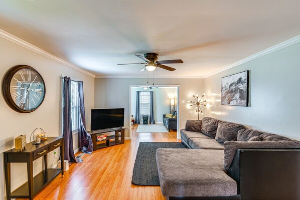 Nashville Vacation Rental | 2BR | 1.5BA | 1,088 Sq Ft | 1 High Step to Access