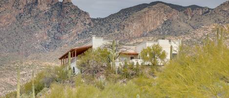 Tucson Vacation Rental | 4BR | 4BA | 4,000 Sq Ft | Stairs to Access