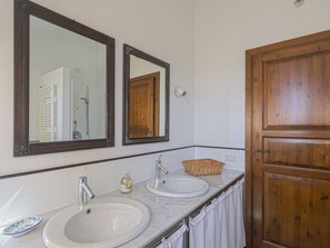 Mirror, Tap, Plumbing Fixture, Sink, Bathroom Sink, Cabinetry, Bathroom Cabinet, Building, Wood, Bathroom