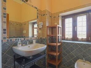 Plumbing Fixture, Tap, Property, Window, Sink, Mirror, Bathroom, Interior Design, Architecture, Wood