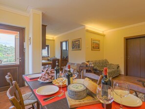 Tabelle, Möbel, Geschirr, Eigentum, Stuhl, Flasche, Holz, Gebäude, Interior Design, Wohnzimmer