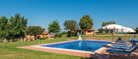 Cielo, Agua, Planta, Edificio, Piscina, Árbol, Rectángulo, El Terreno Del Lote, Mueble Para Exteriores, Hierba