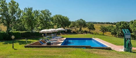 Cielo, Planta, Árbol, Paisaje Natural, Agua, Sombra, Piscina, Hierba, Mueble Para Exteriores, Ocio