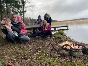 På stranden brukar vi grilla korv.