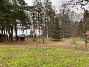 Från huset har man utsikt över sjön.