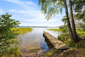 Från bryggan kan ni bada och njuta av sommaren. 