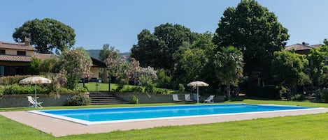 Plante, Ciel, L'Eau, Piscine, Bleu Azur, Arbre, Bâtiment, Lot Terre, Végétation, Rectangle