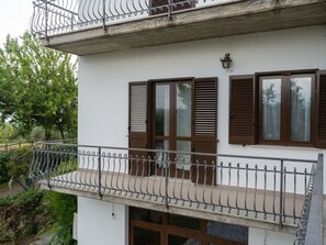 Gebouw, Eigendom, Venster, Fabriek, Architectuur, Huis, Veranda, Hout, Verblijf, Muur