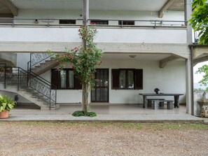 Pflanze, Gebäude, Blumentopf, Interior Design, Schatten, Fassade, Zimmerpflanze, Urban Design, Holz, Tür