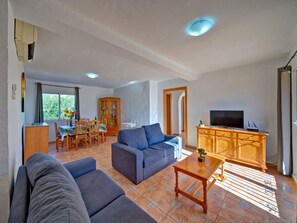 Möbel, Tabelle, Couch, Eigentum, Blau, Wohnzimmer, Holz, Zimmerpflanze, Gebäude, Interior Design