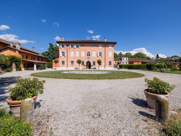 Vaisselle, Ciel, Table, Propriété, Plante, Meubles, Bâtiment, Nuage, Vaisselle, Coupe