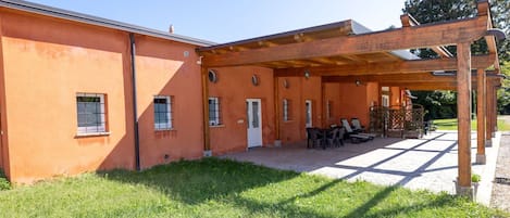 Cielo, Propiedad, Planta, Edificio, Madera, Ventana, El Terreno Del Lote, Árbol, Hierba, Sombra