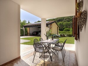 Plante, Meubles, Bâtiment, Table, Chaise, Ombre, Design Intérieur, Bois, Sol, Tableau De Plein Air