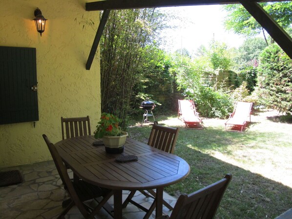 Pflanze, Möbel, Tabelle, Eigentum, Gebäude, Stuhl, Baum, Schatten, Interior Design, Zimmerpflanze