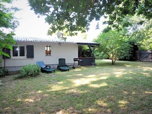 Pflanze, Gebäude, Himmel, Fenster, Baum, Haus, Schatten, Grundstueck, Gras, Hütte