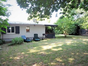 Plante, Bâtiment, Ciel, Fenêtre, Arbre, Maison, Ombre, Lot Terre, Herbe, Chalet