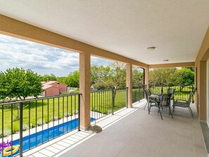 Plante, Ciel, Bâtiment, Porche, Nuage, Arbre, Ombre, Clôture, Design Intérieur, Fenêtre