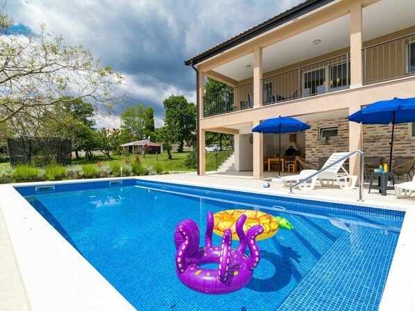 L'Eau, Ciel, Nuage, Propriété, Bâtiment, Piscine, Plante, Bleu Azur, Mobilier De Jardin, Plan D'Eau