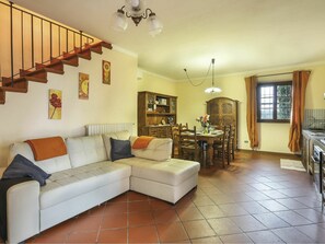 Zimmer, Eigentum, Wohnzimmer, Möbel, Interior Design, Gebäude, Fussboden, Decke, Grundeigentum, Wand