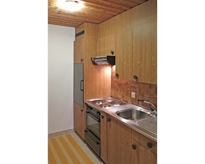 Countertop, Zimmer, Eigentum, Cabinetry, Sinken, Möbel, Küche, Fussboden, Holzbeize, Fliese