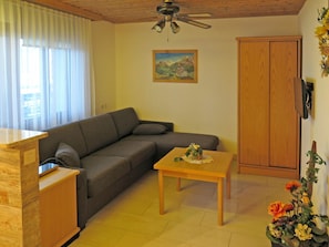 Möbel, Zimmer, Wohnzimmer, Eigentum, Gelb, Interior Design, Couch, Fussboden, Gebäude, Wartezimmer
